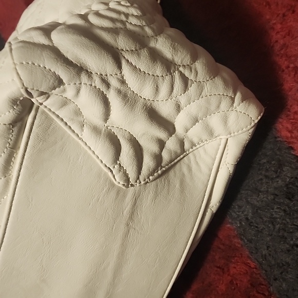 Chic White Quilted Shoulder Bag with Gold Chain - Picture 7 of 10